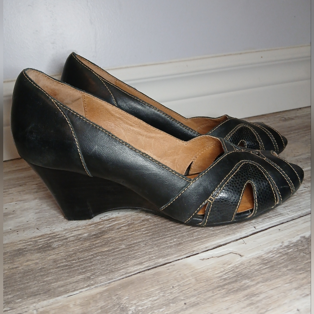 Clarks Artisan Black Leather Wedge Heels – Size 8 – *Heel Repair Needed* - Picture 2 of 6